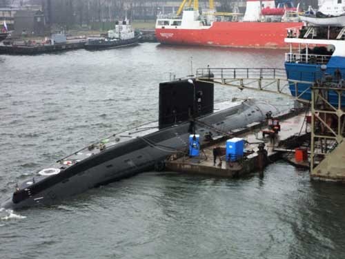 Tàu ngầm Kilo mang tên Hà Nội đang được neo đậu tại cảng Kaliningrad để tiến hành thử nghiệm dưới nước. Ảnh: Shipspotting.